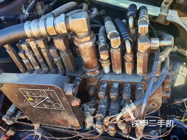 回轉(zhuǎn)馬達(dá)和主控閥（整機(jī)外觀）