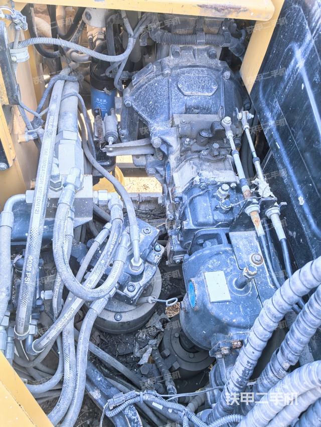 液压泵舱室正面整体（整机外观）