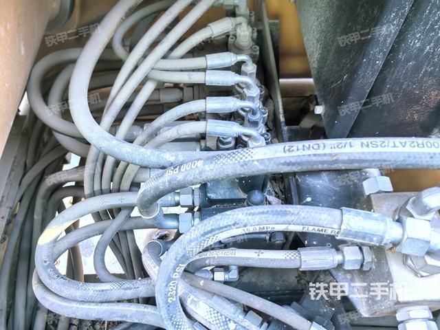 回转马达和主控阀（整机外观）