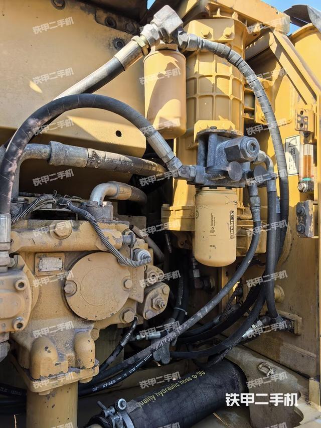 液壓泵艙室正面整體（整機外觀）