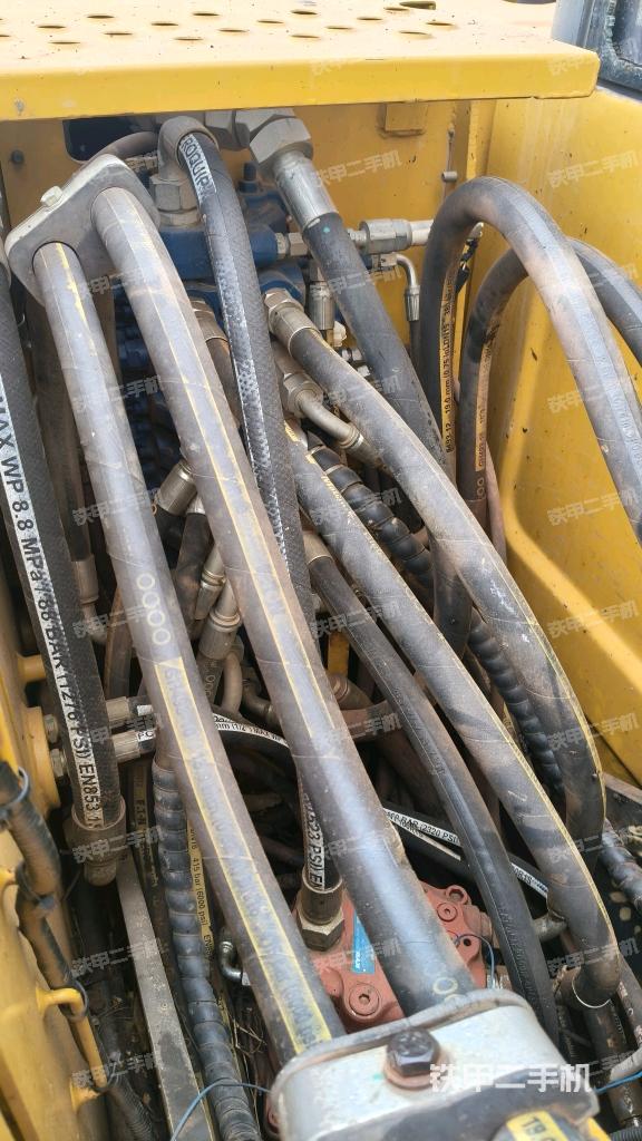 回轉(zhuǎn)馬達(dá)和主控閥（整機(jī)外觀）