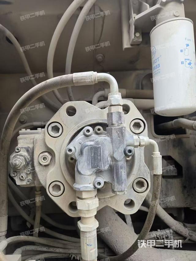 液壓泵艙室正面整體（整機外觀）