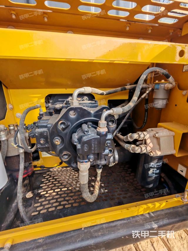 液壓泵艙室正面整體（整機(jī)外觀）