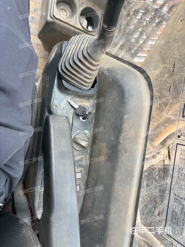 座椅左侧控制台/音响/含左手柄（驾驶室部分）