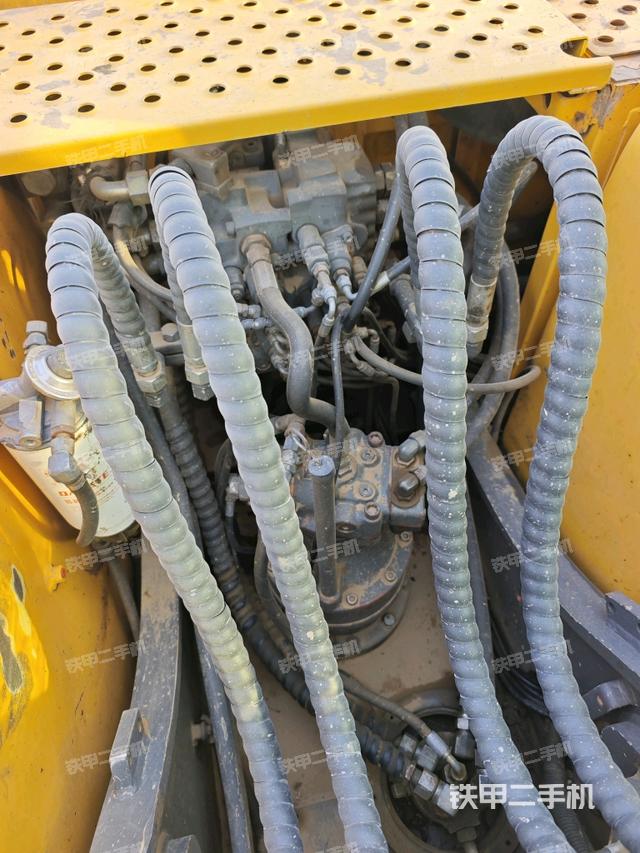 回转马达和主控阀（整机外观）