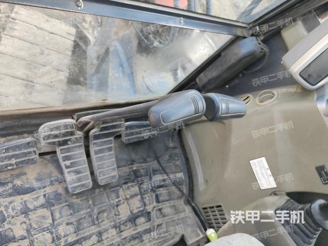 行走控制手柄和踏板?俯拍（駕駛室部分）