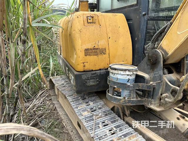 回转马达和主控阀（整机外观）