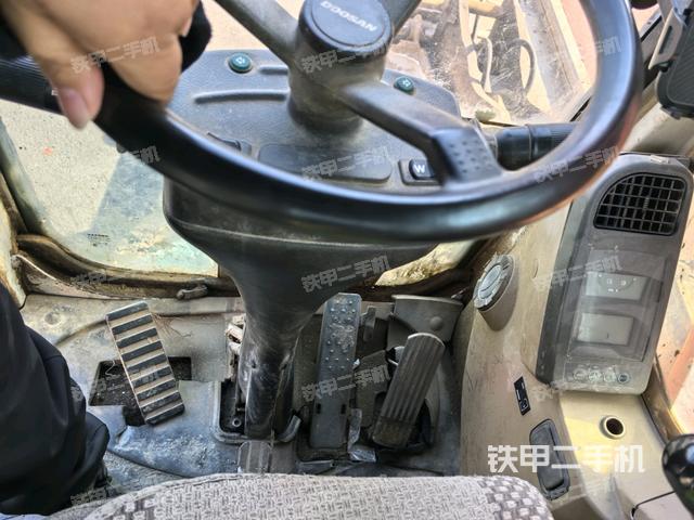 行走控制手柄和踏板?俯拍（駕駛室部分）