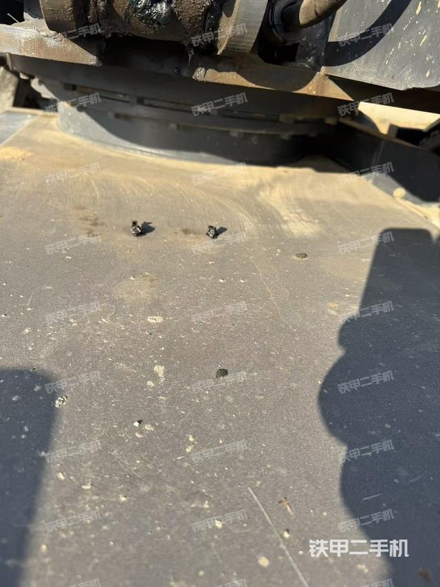 轉(zhuǎn)盤和下車架正前（工作和回轉(zhuǎn)裝置）