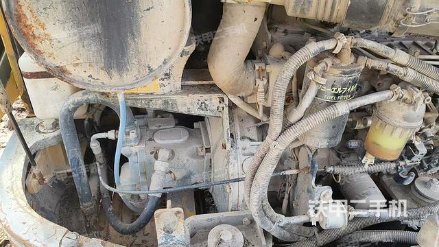 液压泵舱室正面整体（整机外观）