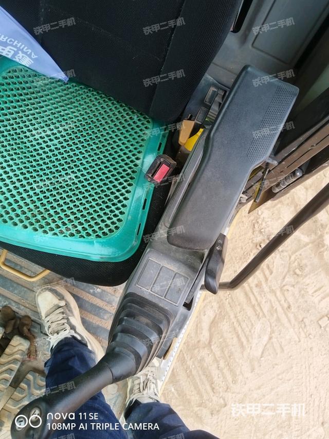 行走控制手柄和踏板?俯拍（駕駛室部分）