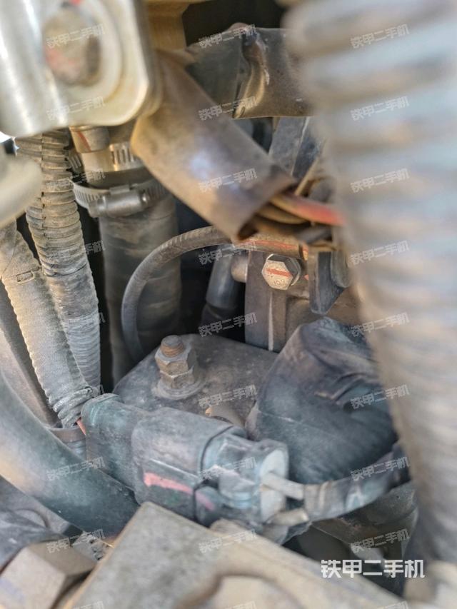 液压泵舱室正面整体（整机外观）