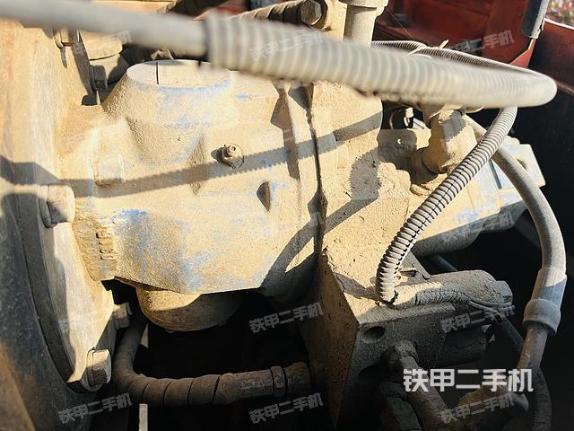 液压泵舱室正面整体（整机外观）