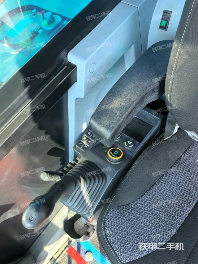 座椅右侧控制台/钥匙门/油门/含右手柄（驾驶室部分）