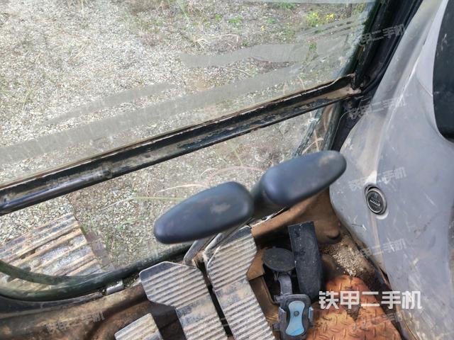 行走控制手柄和踏板?俯拍（駕駛室部分）