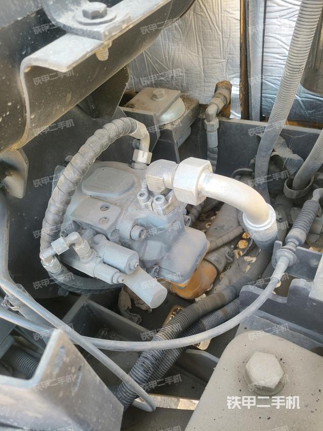 液压泵舱室正面整体（整机外观）