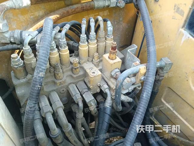 回转马达和主控阀（整机外观）