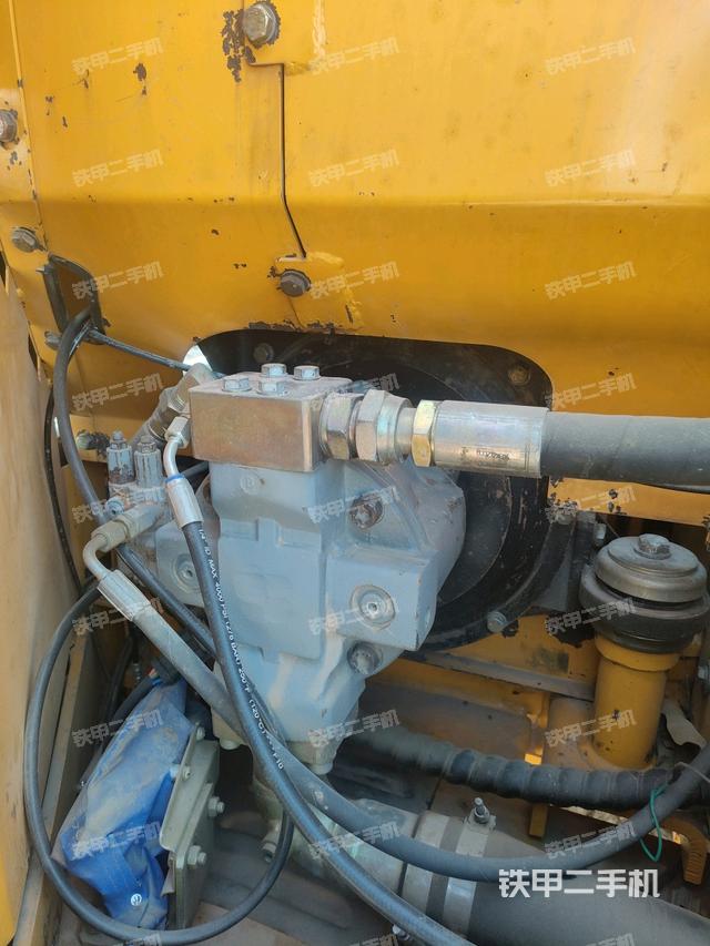 液压泵舱室正面整体（整机外观）