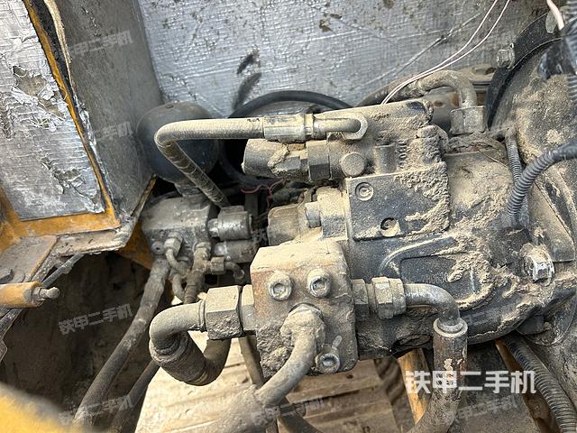 液压泵舱室正面整体（整机外观）