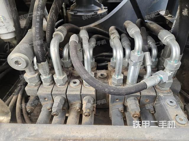 回轉(zhuǎn)馬達(dá)和主控閥（整機外觀）