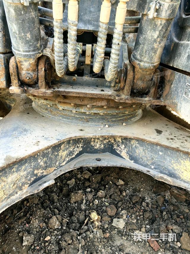 轉(zhuǎn)盤和下車架正前（工作和回轉(zhuǎn)裝置）