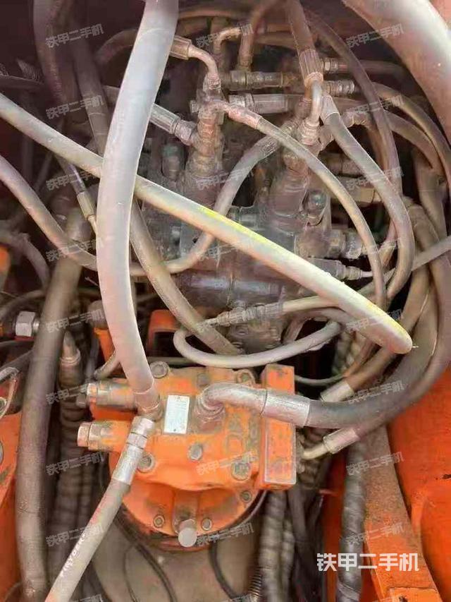 回转马达和主控阀（整机外观）