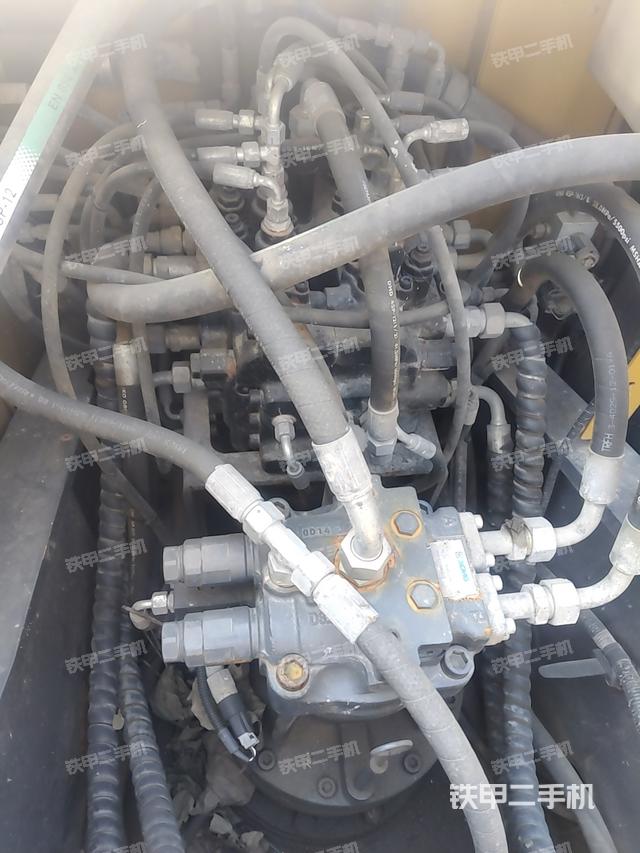 回轉(zhuǎn)馬達(dá)和主控閥（整機(jī)外觀）