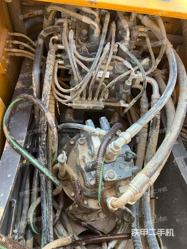 回轉(zhuǎn)馬達(dá)和主控閥（整機(jī)外觀）