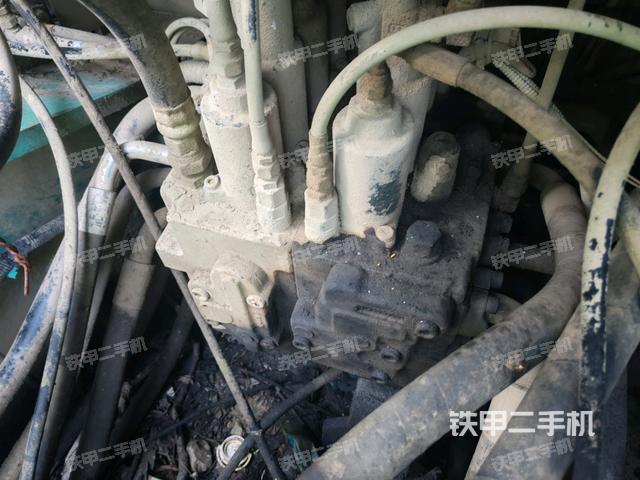 氣門(mén)室蓋螺絲特寫(xiě)（上車(chē)部件）