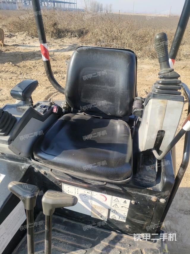 驾驶室顶部（整机外观）