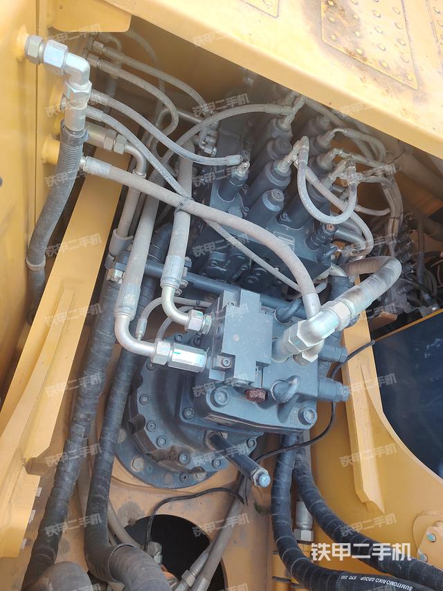 回轉(zhuǎn)馬達(dá)和主控閥（整機(jī)外觀）