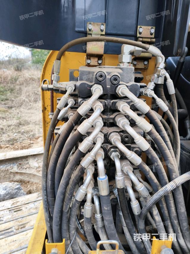 回轉(zhuǎn)馬達(dá)和主控閥（整機(jī)外觀）