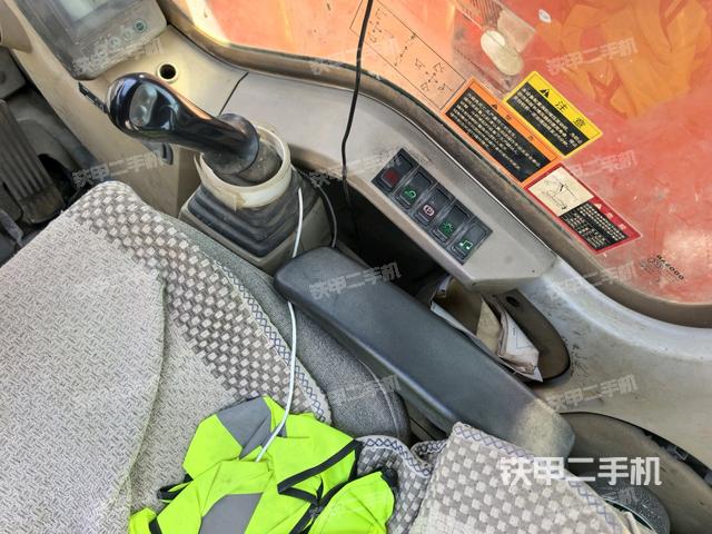 座椅右側(cè)控制臺(tái)/鑰匙門/油門/含右手柄（駕駛室部分）