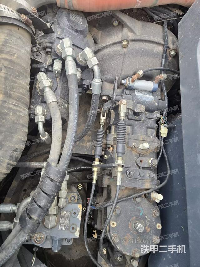 液壓泵艙室正面整體（整機外觀）