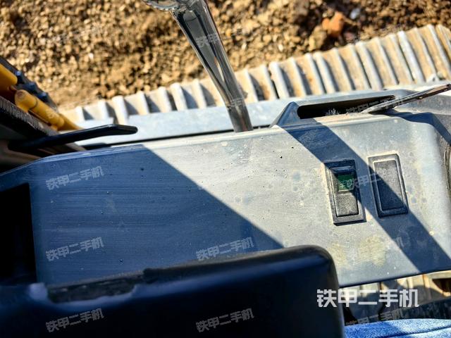 座椅右側(cè)控制臺(tái)/鑰匙門/油門/含右手柄（駕駛室部分）