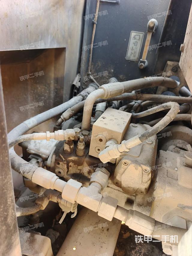 液壓泵艙室正面整體（整機(jī)外觀）