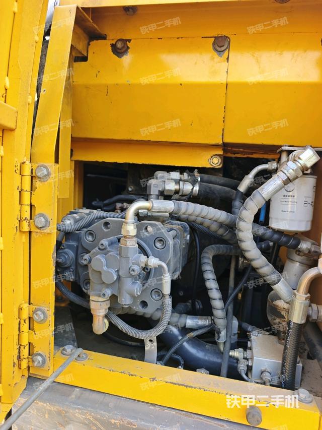 液压泵舱室正面整体（整机外观）