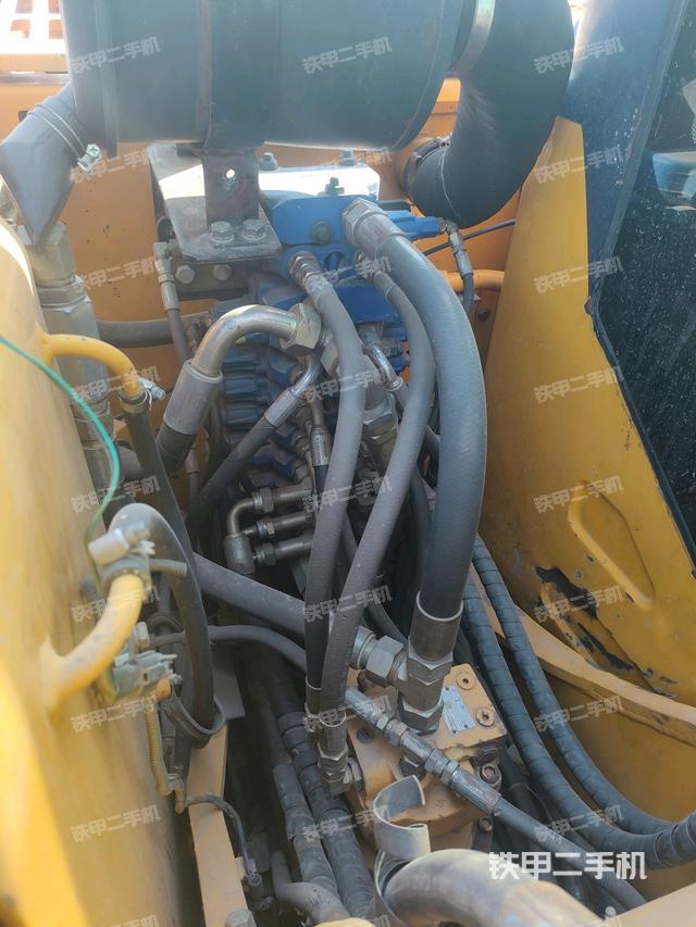 回转马达和主控阀（整机外观）