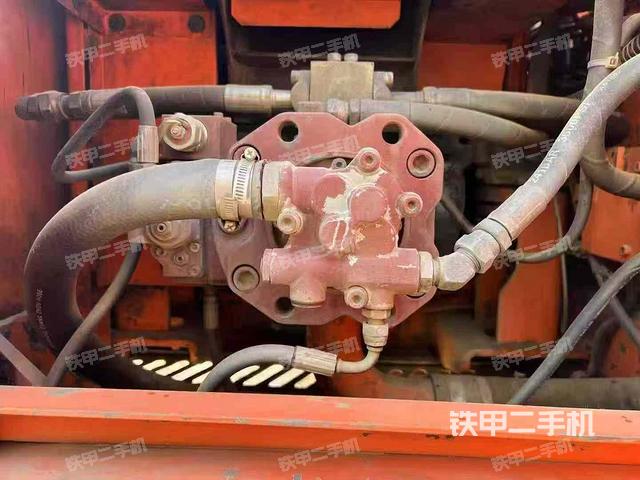 液压泵舱室正面整体（整机外观）