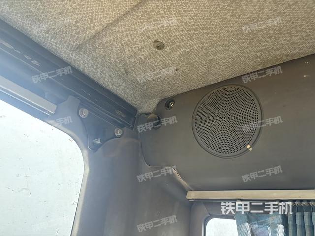 行走控制手柄和踏板 俯拍（驾驶室部分）