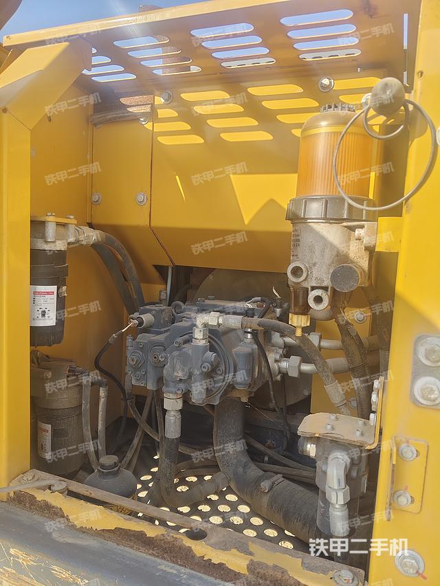 液壓泵艙室正面整體（整機(jī)外觀）