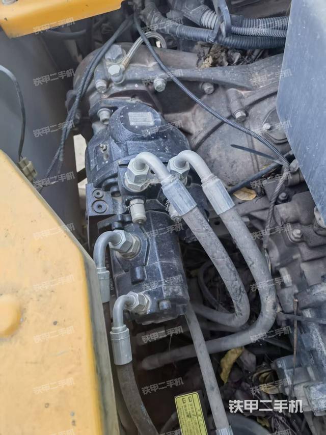 回轉(zhuǎn)馬達(dá)和主控閥（整機(jī)外觀）