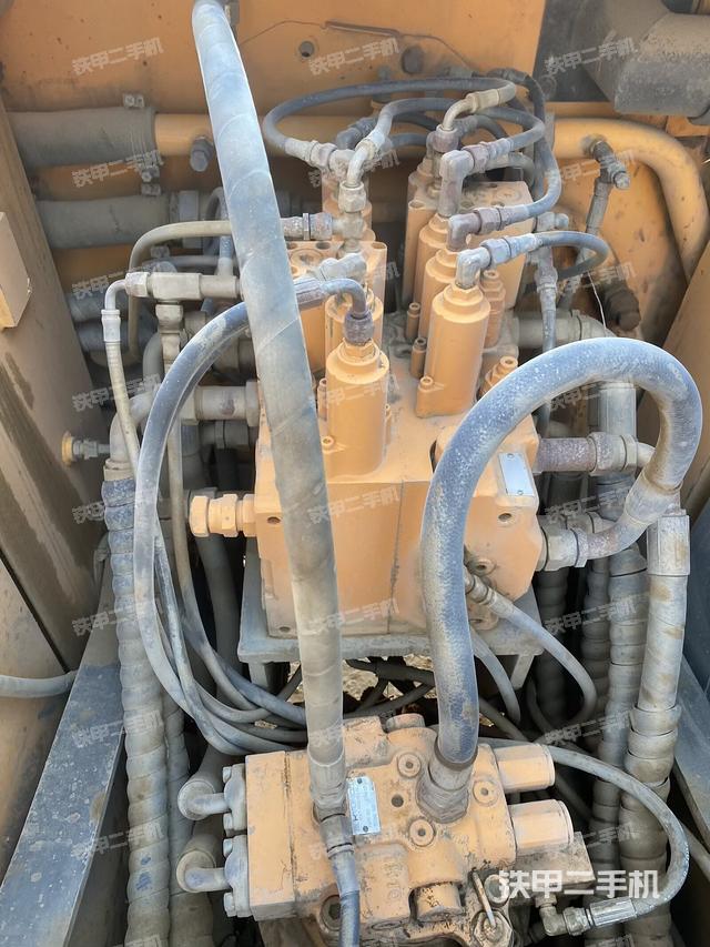 回轉(zhuǎn)馬達(dá)和主控閥（整機(jī)外觀）