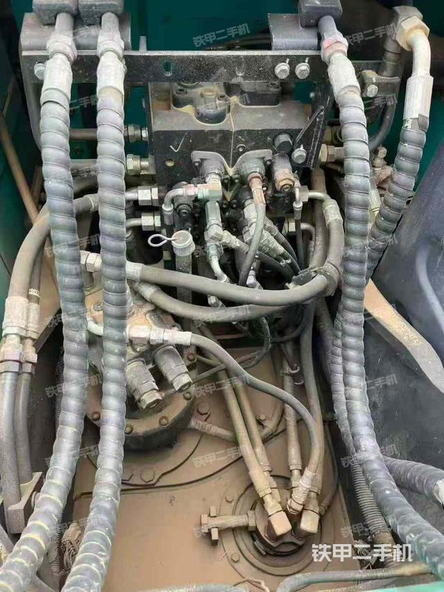 回轉(zhuǎn)馬達(dá)和主控閥（整機(jī)外觀）