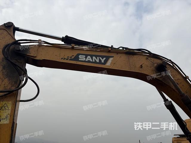 大臂油缸整体 竖拍（工作和回转装置）