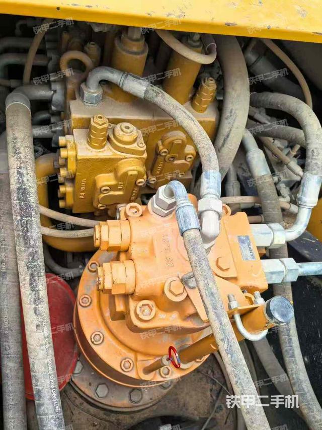 回轉(zhuǎn)馬達(dá)和主控閥（整機(jī)外觀）