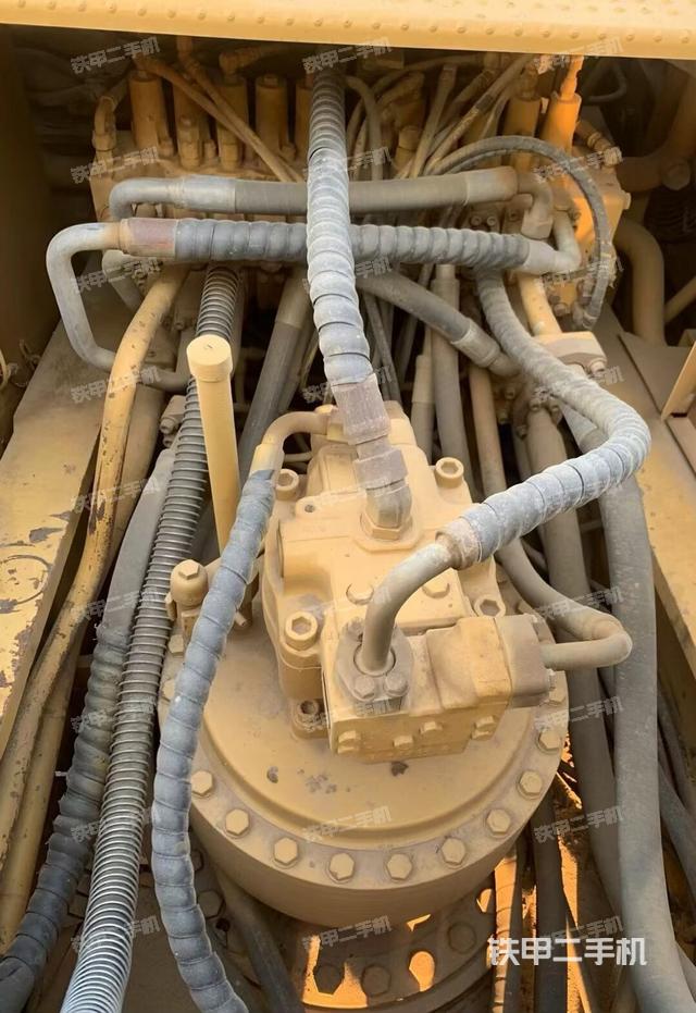 回轉(zhuǎn)馬達(dá)和主控閥（整機(jī)外觀）