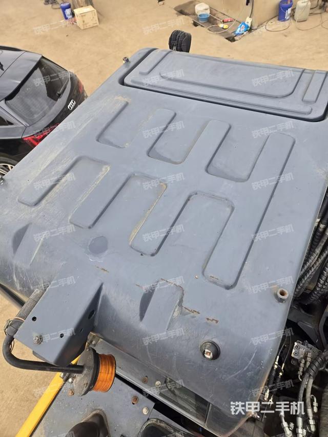 駕駛室頂部（整機外觀）