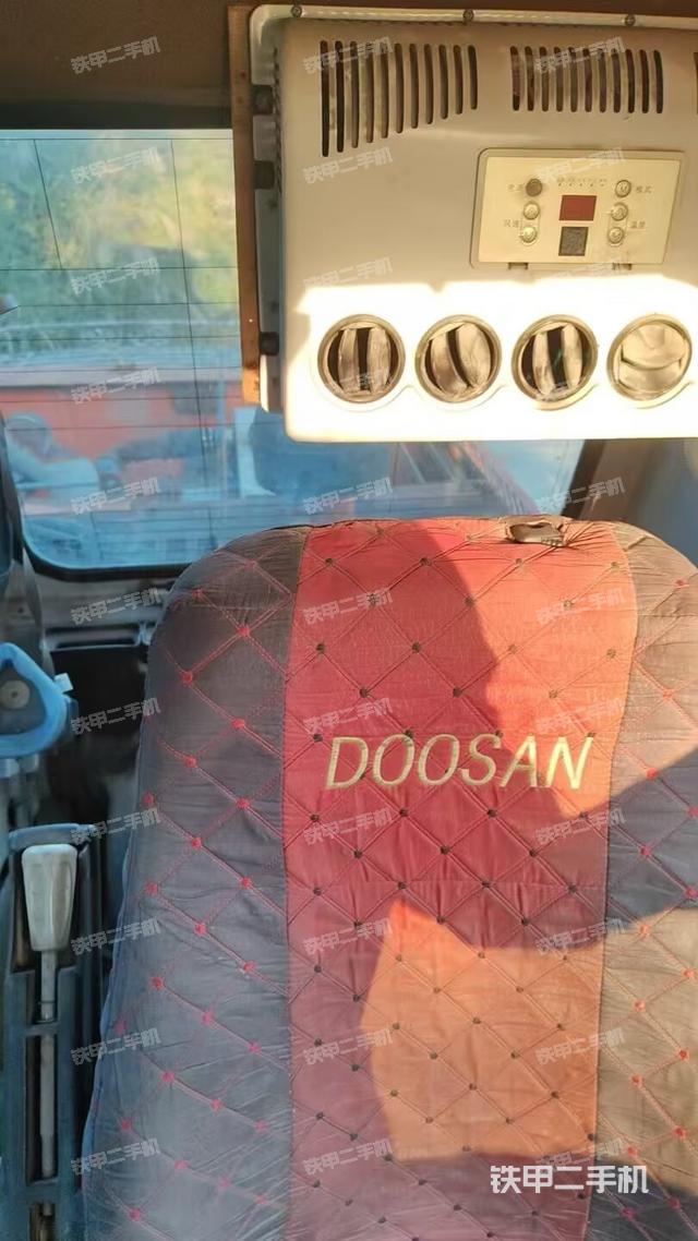 座椅右侧控制台/钥匙门/油门/含右手柄（驾驶室部分）