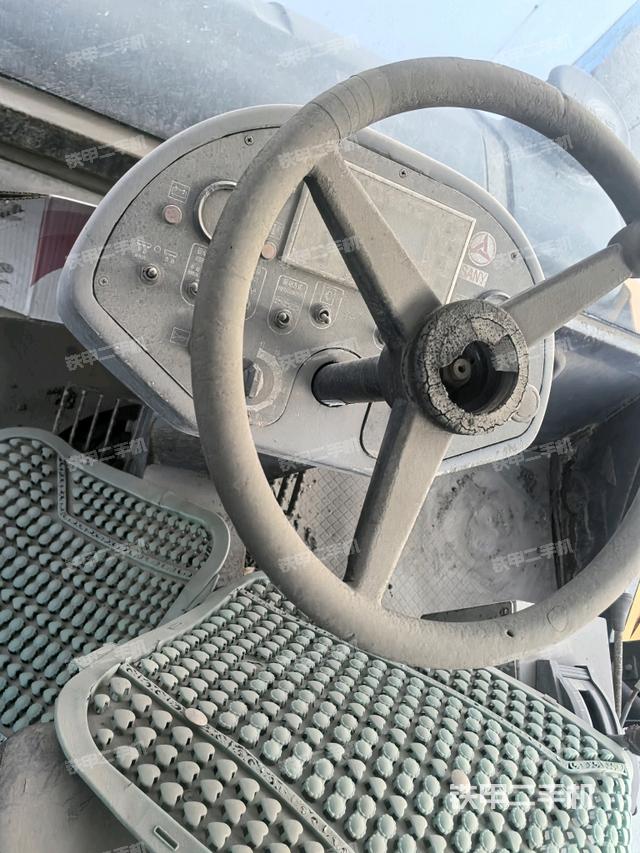 驾驶室内座椅、仪表操作手柄全景（压路机驾驶室）